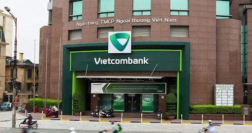 "Ngân hàng Vietcombank với logo xanh lá đặc trưng tại chi nhánh trung tâm thành phố, nổi bật với dịch vụ tài chính hiện đại và uy tín tại Việt Nam." (Ảnh: ST)