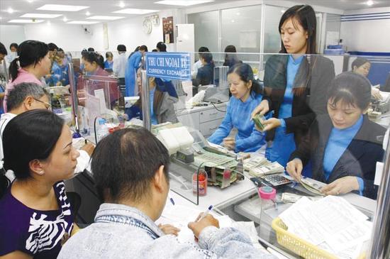 "Liên hệ trực tiếp qua số hotline hoặc đến chi nhánh gần nhất". (Ảnh: ST)