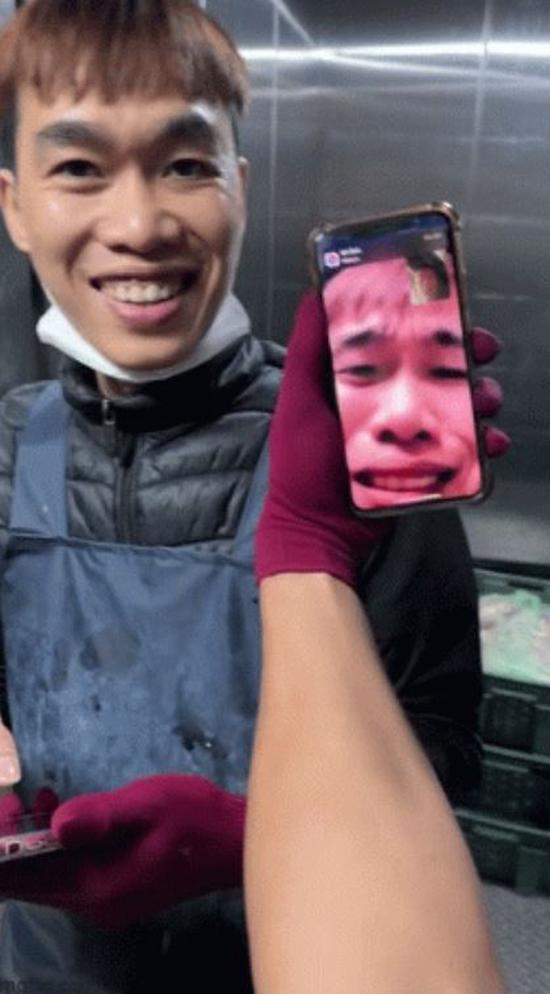 "Người đang gọi Facetime" lại chính là đứa bạn đang đứng chém gió trực tiếp với nam thanh niên ở trong cùng một chiếc thang máy