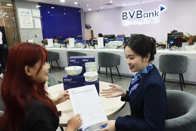 BVBank triển khai chương trình quà tặng phong phú như túi xách, bình giữ nhiệt, mũ bảo hiểm, bộ thố sứ... dành cho khách hàng gửi tiết kiệm kỳ hạn từ 6 tháng. (Ảnh: Internet)