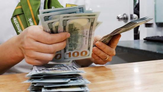 Nhiều ngân hàng thương lại quyết định hạ lãi suất tiết kiệm