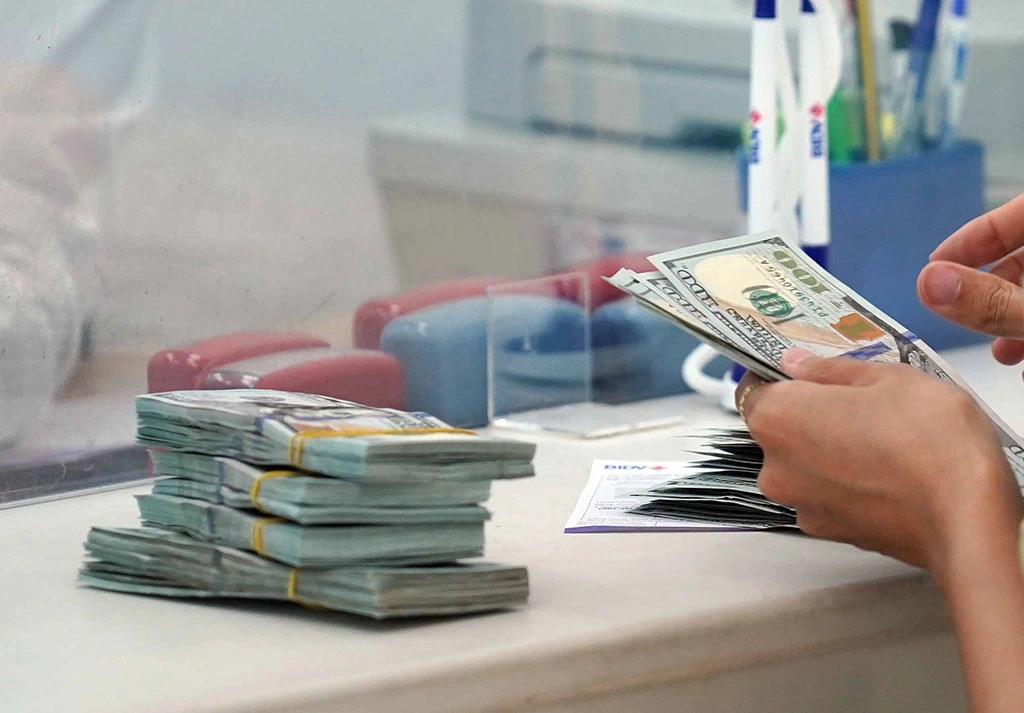 Gửi tiết kiệm VND hay ngoại tệ: Đâu là lựa chọn tối ưu?