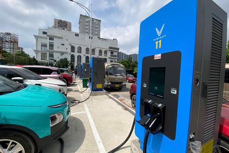 Chủ xe điện Hà Nội thích thú với trạm sạc siêu nhanh mới ở Cầu Giấy: Sạc nhanh như uống trà đá
