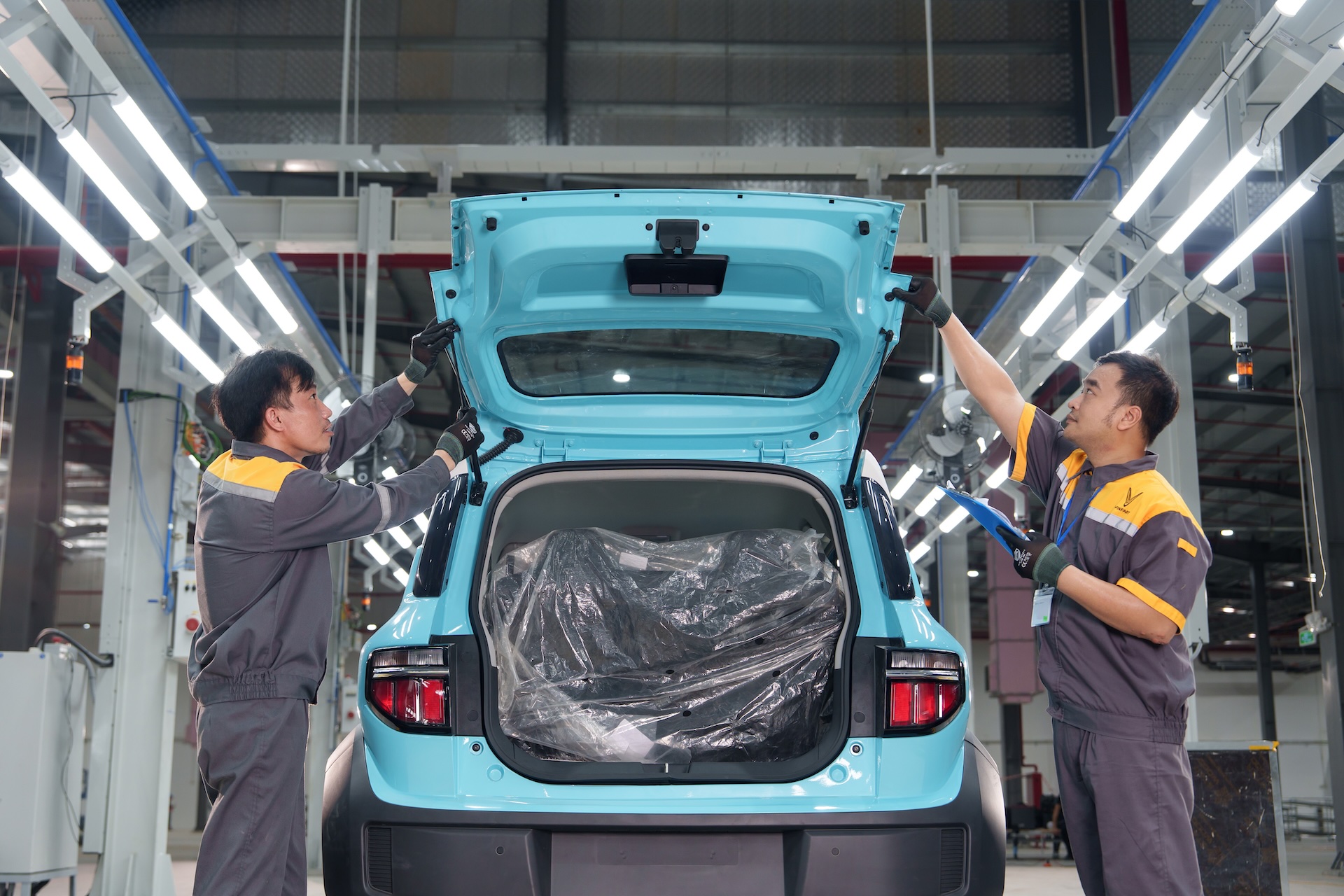 Xưởng hàn thân vỏ được trang bị hệ thống robot hàn tự động hóa cao từ các thương hiệu hàng đầu thế giới như ABB, KUKA, FANUC..