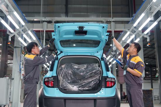 Xưởng hàn thân vỏ được trang bị hệ thống robot hàn tự động hóa cao từ các thương hiệu hàng đầu thế giới như ABB, KUKA, FANUC..