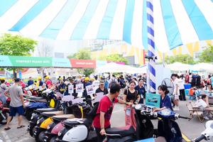Người dân Hà Nội đồng loạt mang xe xăng, đổi xe máy điện: “Đã đến thời điểm để chuyển đổi”