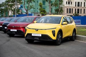 Những chiếc VinFast Limo Green đầu tiên bàn giao cho khách hàng: Thiết kế hiện đại, 7 chỗ rộng rãi, bước ngoặt cho thị trường taxi