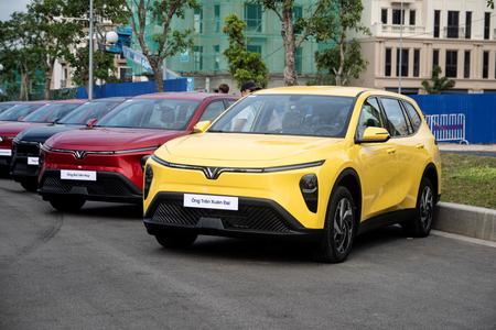 Những chiếc VinFast Limo Green đầu tiên bàn giao cho khách hàng: Thiết kế hiện đại, 7 chỗ rộng rãi, bước ngoặt cho thị trường taxi