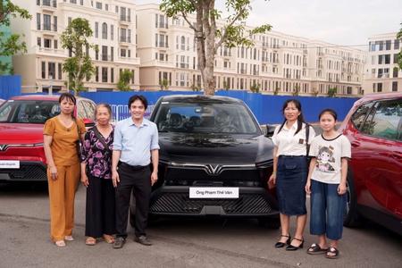 Khách hàng nhận xét VinFast Limo Green: Chiếc MPV điện đáng tiền cho cả tài xế dịch vụ lẫn gia đình đông người