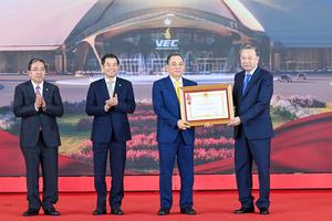 Vingroup nhận Huân chương Lao động hạng Nhất vì thành tích đặc biệt xuất sắc tại Trung tâm Hội chợ Triển lãm Quốc gia
