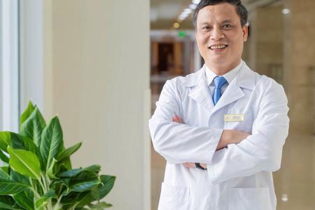 30 năm chọn “lối đi khó” và ngã rẽ bất ngờ của “đôi tay vàng” ngoại khoa