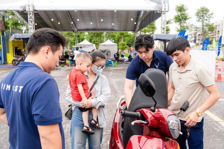 Chủ xe máy điện “sốc” với chế độ hậu mãi có “1-0-2” của VinFast