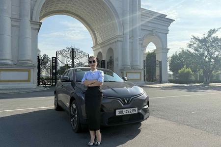 Lái VinFast VF 6 hơn 7.000 km suốt 10 tháng, nữ chủ xe chia sẻ: “Cuộc đời như sang trang từ khi mua xe điện”