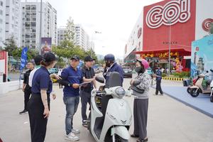 Chuỗi “Đổi xăng lấy điện” lan tỏa khắp 3 miền: Khách hàng “xem - thử - chốt” xe máy điện VinFast chỉ trong vài giờ