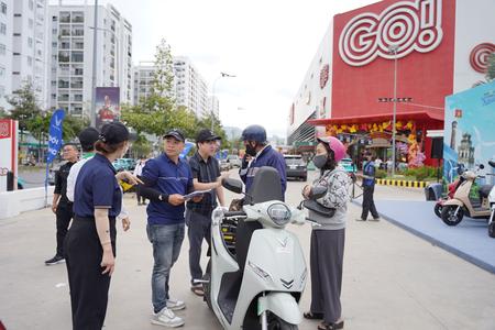 Chuỗi “Đổi xăng lấy điện” lan tỏa khắp 3 miền: Khách hàng “xem - thử - chốt” xe máy điện VinFast chỉ trong vài giờ