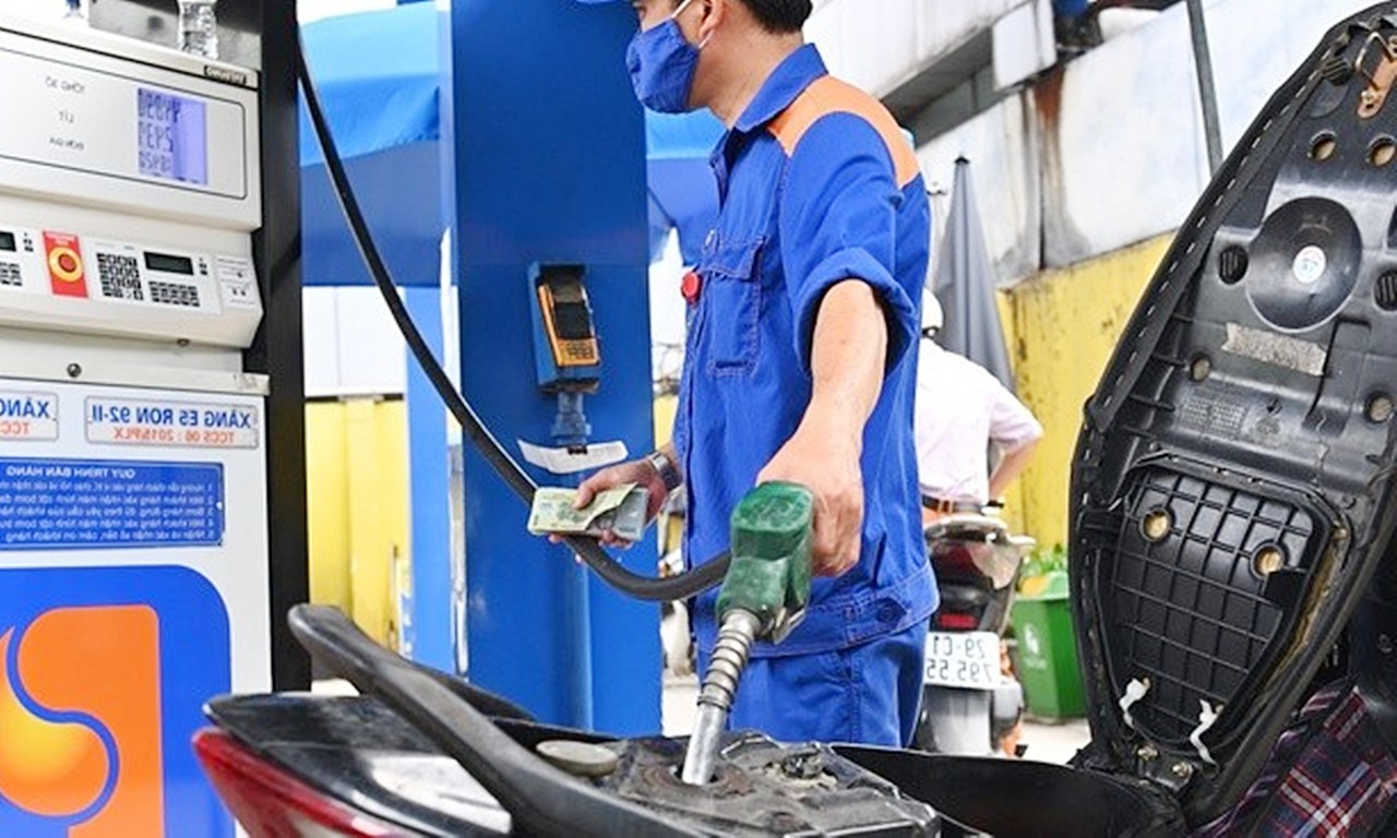 Giá xăng dầu trong nước thấp hơn khu vực nhờ nguồn cung dồi dào