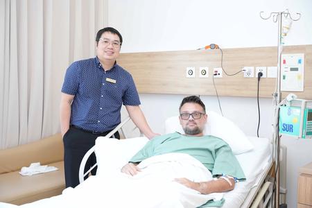 Bệnh nhân người Anh tránh nguy cơ mất chức năng cánh tay nhờ kỹ thuật thay khớp vai đảo ngược tại Vinmec Hải Phòng